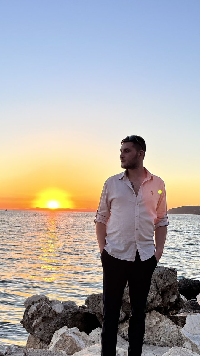 "Gün batımının büyüsüyle günü bitirirken huzuru buluyorum. 🌅 #GünBatımı #Doğa #Huzur"