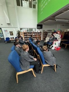 DeaneryLanguage's tweet image. Lots of Languages classes have enjoyed visiting the school library this week to read and enjoy short stories in French and Spanish 📚🇪🇸🇫🇷 @deaneryhigh