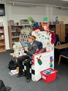 DeaneryLanguage's tweet image. Lots of Languages classes have enjoyed visiting the school library this week to read and enjoy short stories in French and Spanish 📚🇪🇸🇫🇷 @deaneryhigh