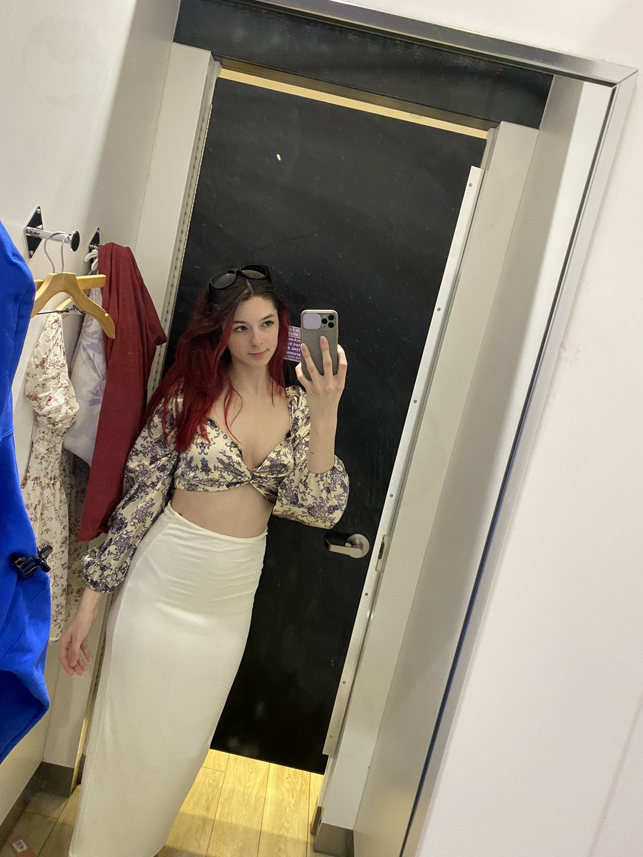 EllaBloom tweet media