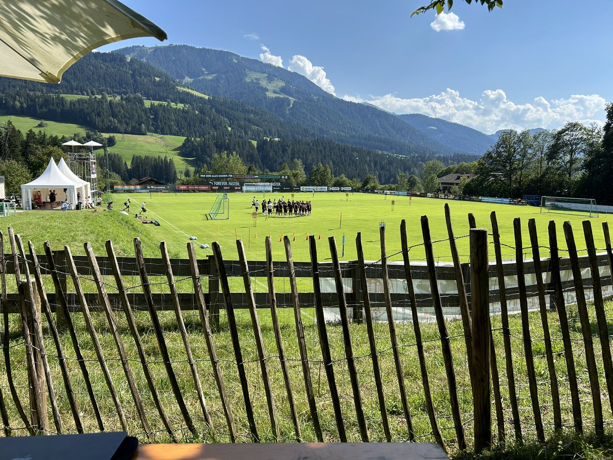 abendblattpauli's tweet photo. Pünktlich um 16.30 Uhr geht es los. Der Blick aus dem Büro der nächsten zehn Tage lässt sich aushalten. #FSCP https://t.co/TzgugujycO