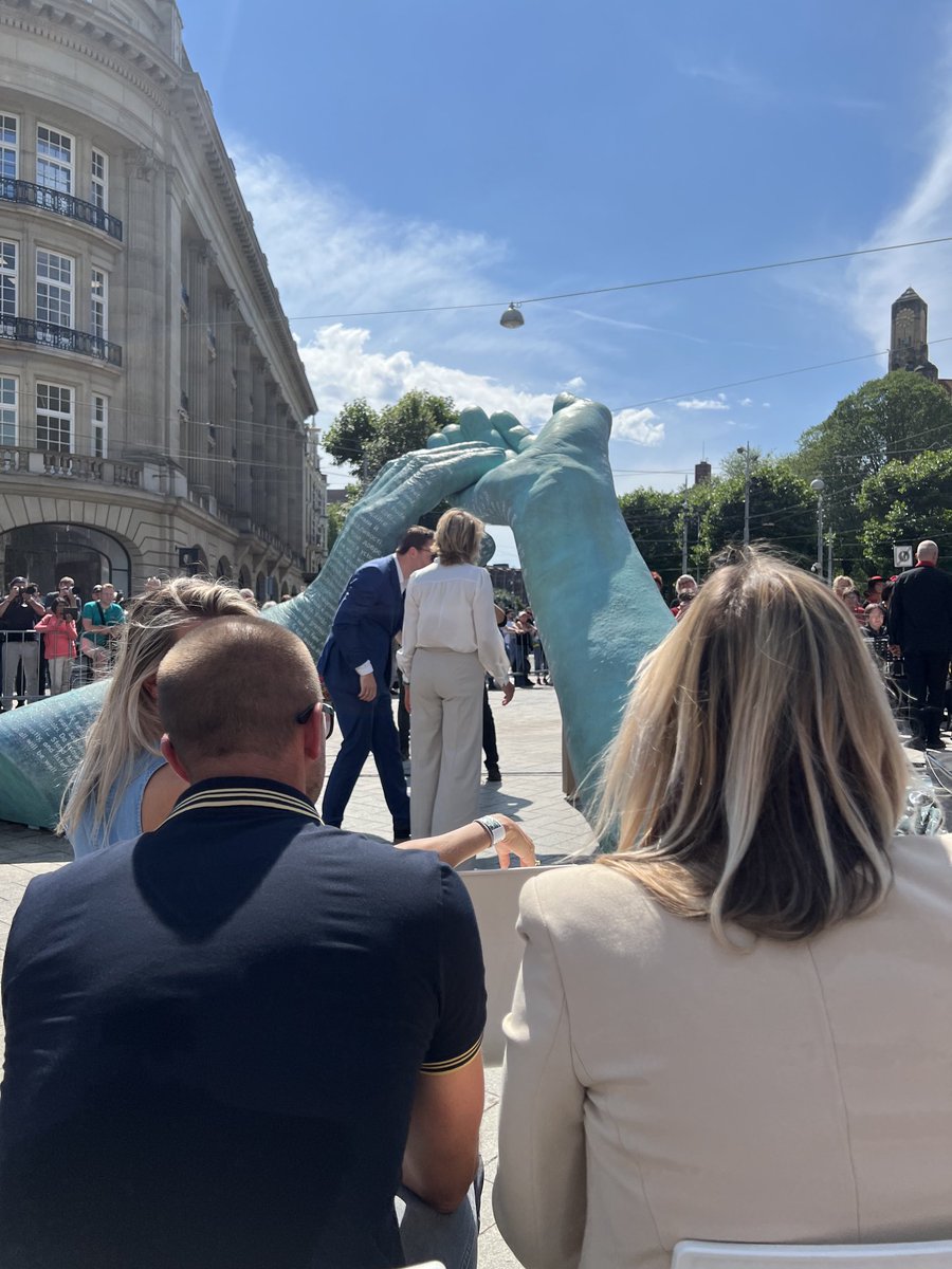 OEdeJong's tweet image. Het #monument ter nagedachtenis van #peterrdevries heeft een mooie centrale plek op het Leidseplein. Geen standbeeld maar twee handen die elkaar vinden en Peters gedachtengoed symboliseren.