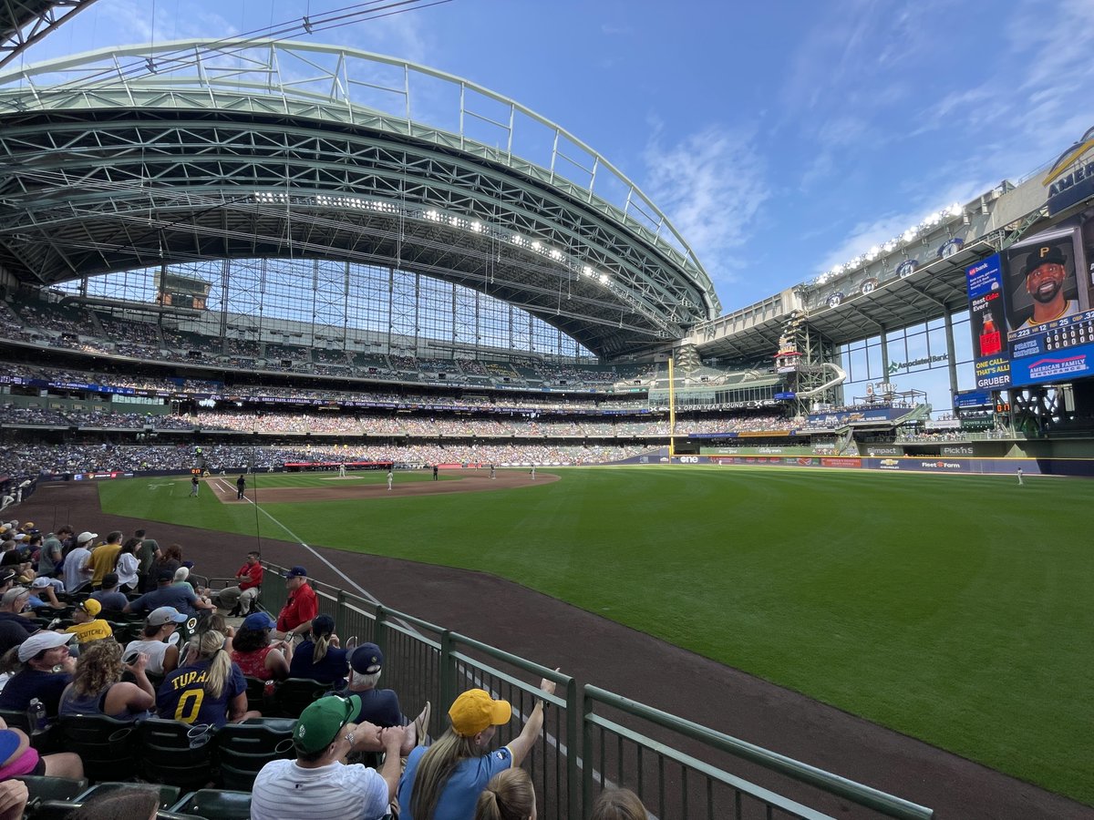 SimplyLocalBank's tweet photo. Thank you to all of our friends for coming out to our annual Brewer outing! We had a blast! #SimplyLocal #ThisIsMyCrew #MilwaukeeBrewers https://t.co/hqugTkCf3W