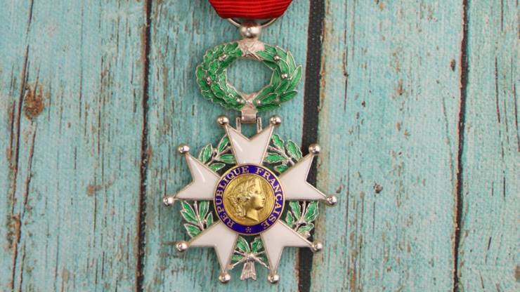 Bourse : l'effet surprise de la Légion d'honneur quand le PDG d'une entreprise est décoré bit.ly/4d1Lu3O