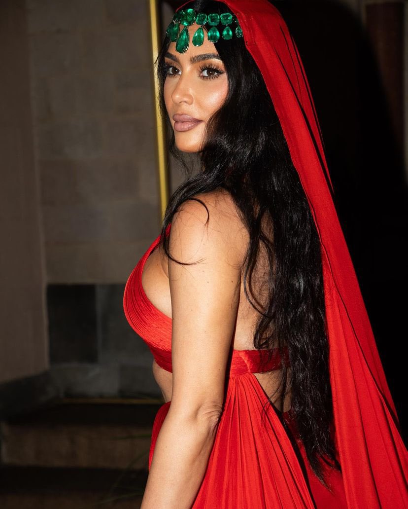 KimKardashian's tweet photo. India has my ❤️ https://t.co/IqNMRm7BMT