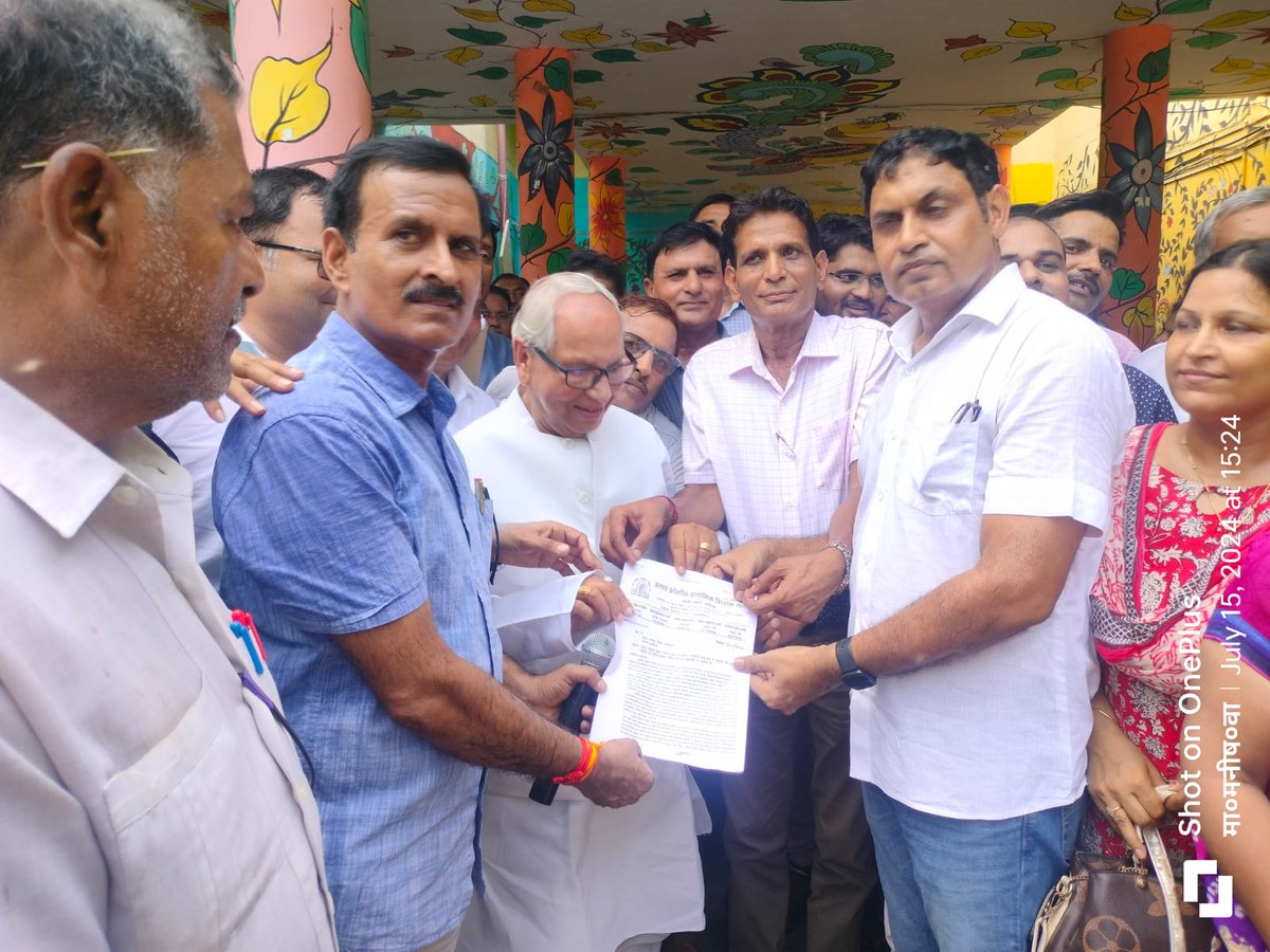 MukeshKUPPSS's tweet photo. जनपद अलीगढ़ में जिला बेसिक शिक्षा अधिकारी कार्यालय पर आज हजारों की संख्या में बेसिक शिक्षा परिषदीय शिक्षकों ने उपस्थित होकर अपनी मांगें पूरी न होने तक ऑनलाइन अटेंडेंस के विरोध में जिला बेसिक शिक्षा अधिकारी को ज्ञापन सौंपा https://t.co/5CdkkVpN02