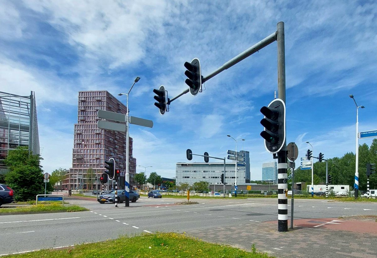 werkaandedreven's tweet photo. 🛠️Vanaf maandag 22 tot en met vrijdag 26 juli werken we aan de kruising Cinemadreef – Hospitaaldreef. We vervangen het asfalt dat afgelopen winter schade heeft opgelopen. Omleidingen worden aangegeven. Voor meer informatie: https://t.co/pf2L2R9ln2 #almere #werkzaamheden https://t.co/3BgGaJgKui