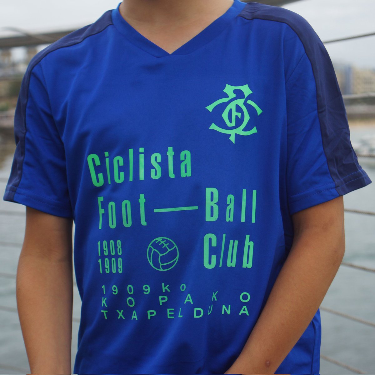 CiclistaFC's tweet photo. Aldez aurretik prestatutako diseinuetako bat berrantolatu —«harmarria gora, letra horiek behera...» etab.— eta Martínek bere 'kamiseta esklusiboa' egin nahi izan eta egin #egin zuen.

#vynilcutter #tshirt #custom #diy #FABLAB #LURLAB #LURLABAtaun #ruralFABLAB #Ataun https://t.co/DPmrXkvGkG