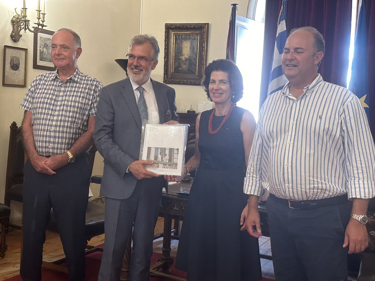 laurenceauer's tweet photo. #14juillet à l’invitation du Consul honoraire Florent Kavadas à Corfou concert de la philarmonie au musée Capodistria, visite du cimetière français de Gastouri de la 1ère guerre mondiale et rencontre avec le maire et le gouverneur #fetenationale #frontdorient #tourisme https://t.co/29osrdcDnF