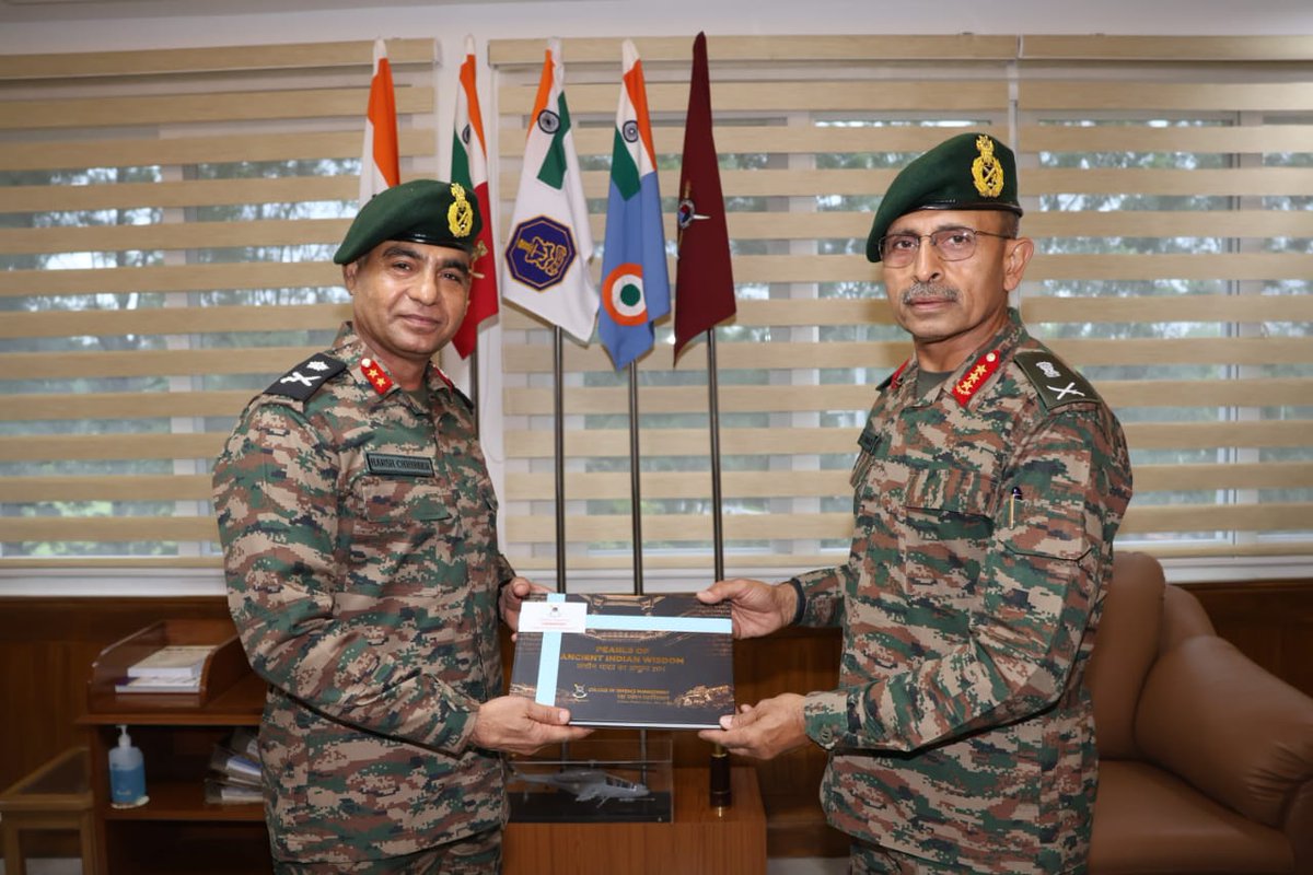 HQ_IDS_India's tweet photo. An incisive talk on Operational Perspective along #NorthernBorders with specific focus on #EasternTheatre was delivered by Lt Gen RC Tiwari, GOC-in-C Eastern Command at #CDM_IDS to the #FutureLeaders of #IndianArmedForces. 
The Army Commander elucidated the historical interpretations, current dynamics and future prospects of the peculiarities of the Eastern Theatre. He also interacted with the participants from #Friendly_Foreign_Countries. 

#Jointness

@DefenceMinIndia
@SethSanjayMP 
@giridhararamane