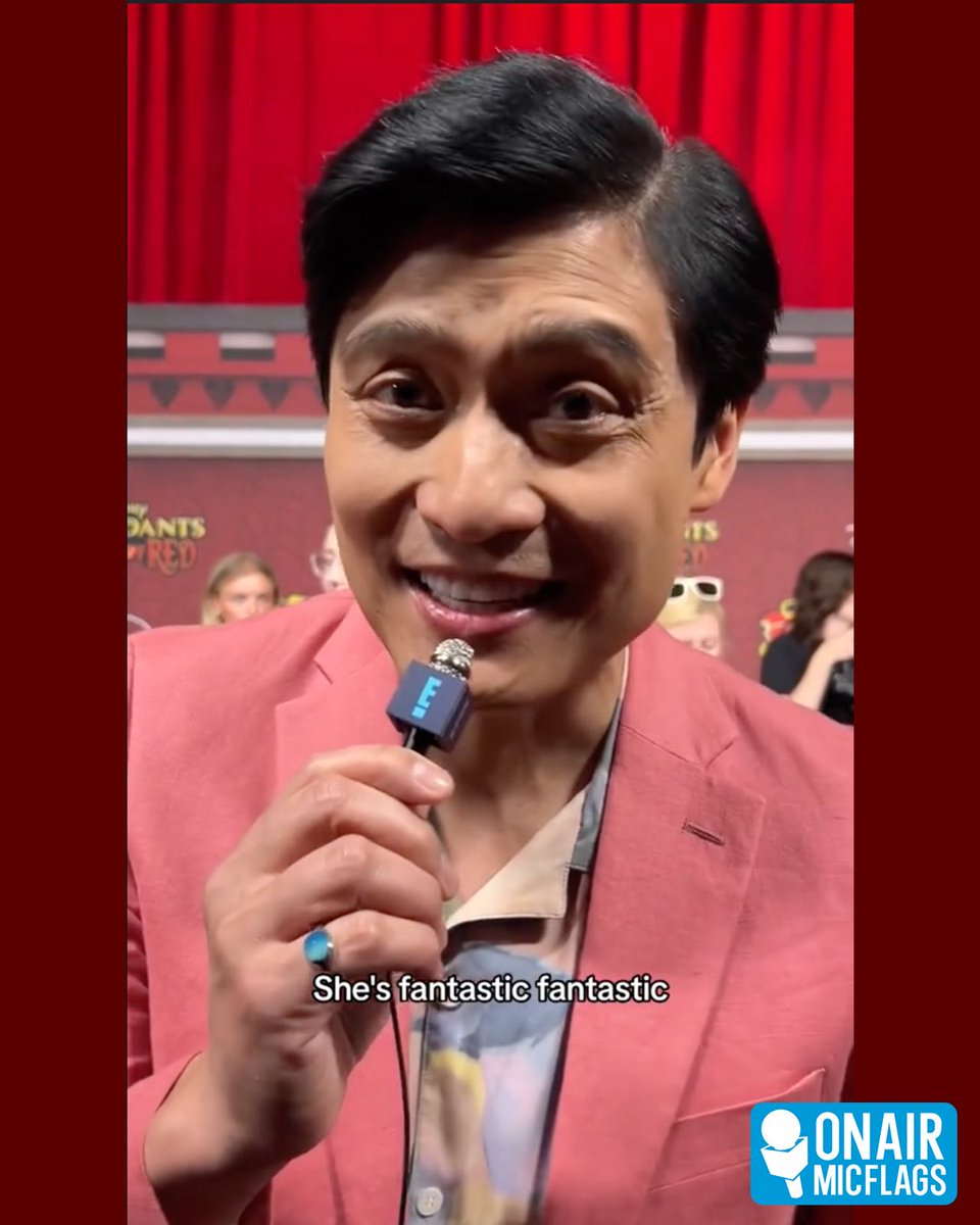 onairmicflags's tweet image. Prince Charming (@paolomontalban ) being interviewed by @enews with our mini mic flag! 😍

Thank you E! News for ordering your mic flags from onairmicflags.com

#onairmicflags #enews #micflag #interview #princecharming #paolomontalban #kingcharming #descendants3