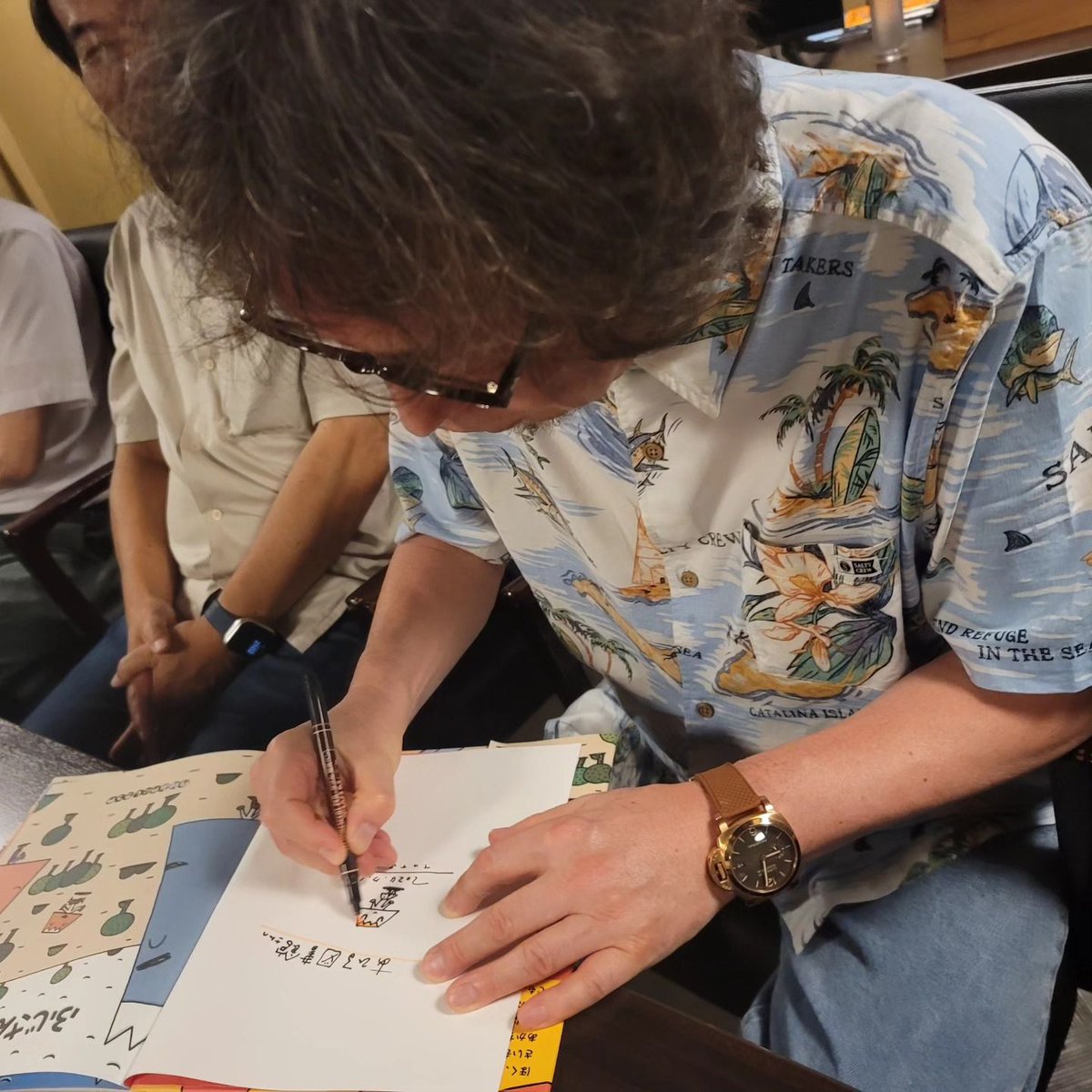 ahiru_library's tweet photo. 快く答えてくださいました！
絵本のエピソードだけでなく
奥様との恋愛のことも♡ 

通算300冊以上の絵本を作り
世界からの講演依頼があとを絶たない
宮西先生。
全くこちらに気を使わせることなく
仲良くしてくださいました。

これからも一緒に『#絵本のまち三島』を
よろしくお願いしまっす！！ https://t.co/nwuFZaHrXB