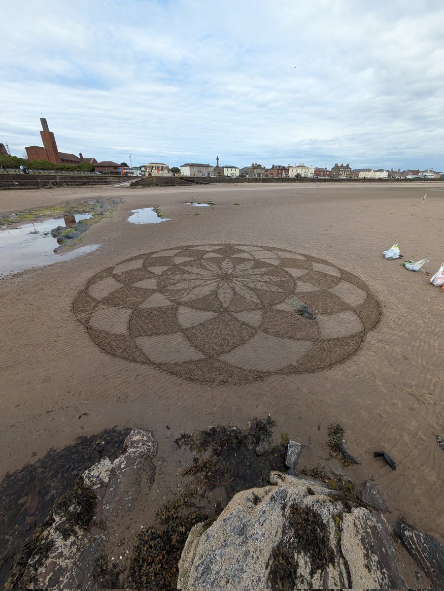 NAclimate's tweet photo. While out for a litter pick with the three towns clean up crew, somebody made some fantastic sand art to thank us!
#action #threetowns #litterpick https://t.co/YG44OzaoKB