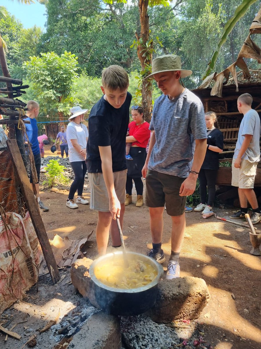 camptanzania's tweet photo. #TeamPapayu had a go at making a local delicacy, matchali - beef and banana! π They collected the water and bananas and cooked the dish up using traditional methods ππΌ @campsint #campsint #newfood https://t.co/uZiIRmRysI