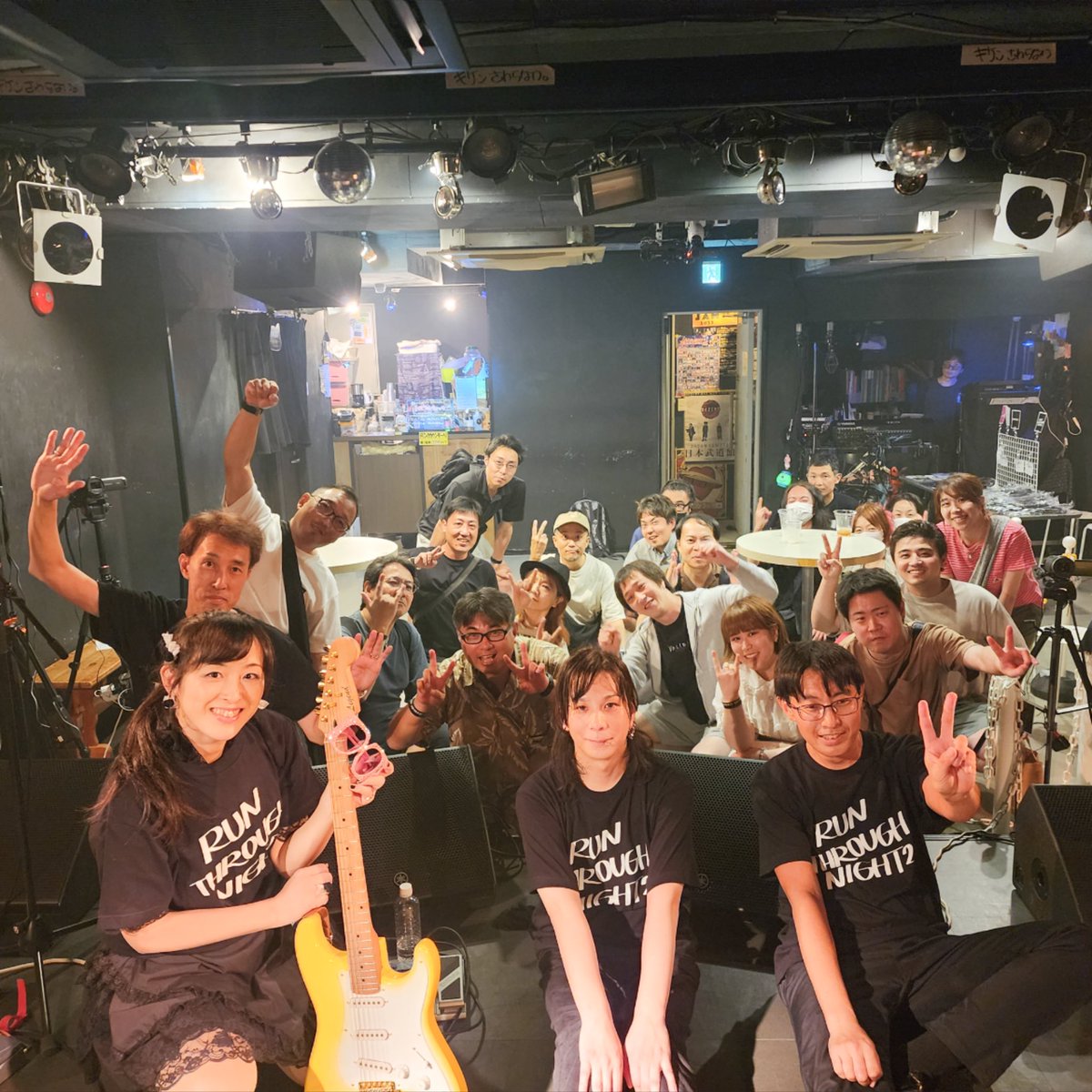 rtn_info's tweet photo. #RUNTHROUGHNIGHT2 無事終了しました!
最後の最後まで残ってくださったみなさまと(10年前は撮れなかったんです…)
感無量でした本当にありがとうございました…!!
アーカイブの配信チケット販売中です!ぜひメモリアルなこのライブをお好きな環境で♪→
#MIIYHOLIC #DJHitommiy #RTN2 #下北沢WAVER https://t.co/ALpWb07srr