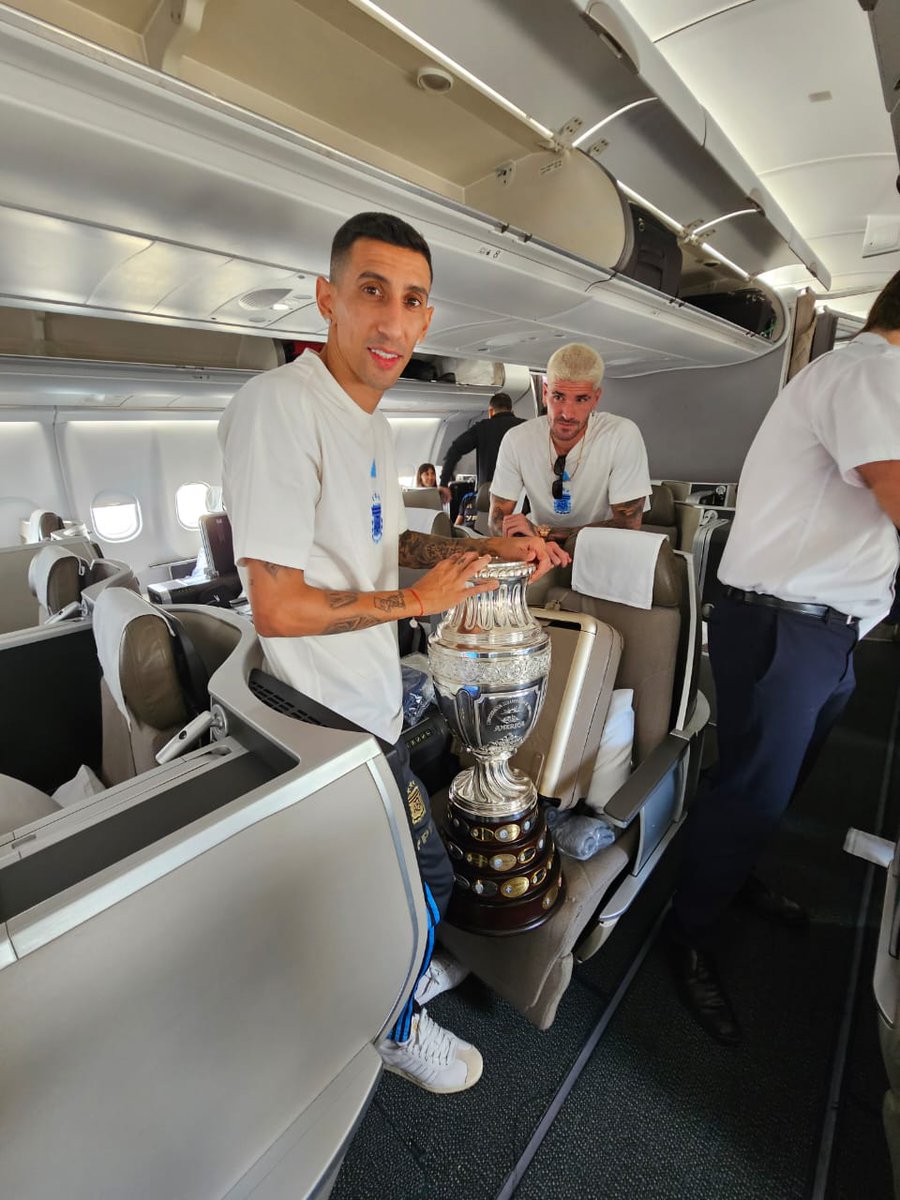 Y luego de su última función, festejamos. El Fideo y su última copa ya están volviendo a casa. 🏆🇦🇷✈️#LllevamosCampeones