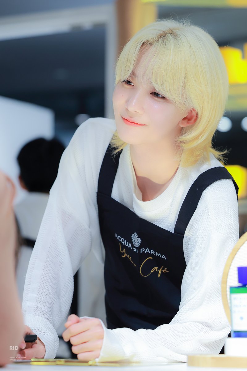 Rabbit_Daybreak's tweet photo. 이 알바생 정규직으로...  

240715 Cafe di Hani 
#토끼천사정한 #겸딩이정한이 #정한 #세븐틴 

🔗 https://t.co/uyM1z5qWrB https://t.co/wt1KdyBV0r
