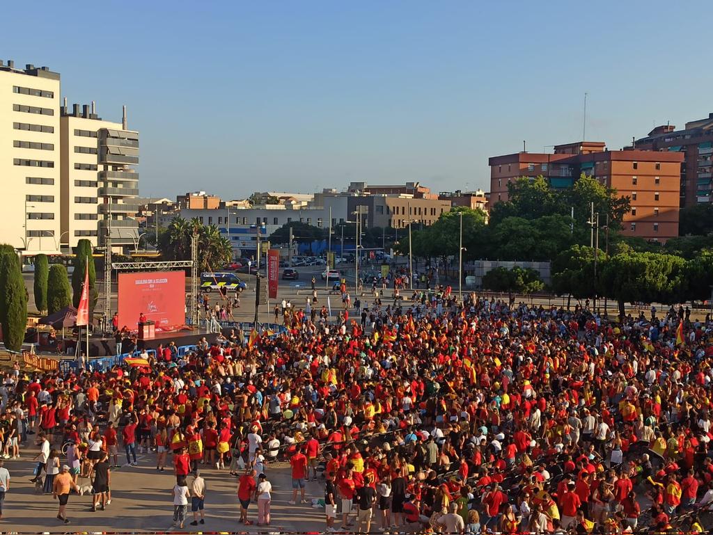 Ahir a la nit, 30.000 veïns a #Badalona es van reunir per gaudir junts de la victòria de la selecció espanyola en la final de l'#Eurocopa2024 . 🏆🇪🇸✨

 #Badalona #Futbol #Celebració #esportsbdn