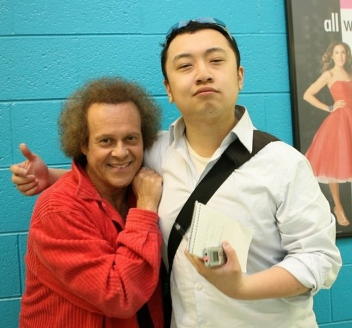 pang's tweet image. In 2008, I was a young features reporter at the Chicago Tribune and spent an entire day with Richard Simmons.

It ended with the 2 of us sitting on the floor of a Walgreens bathroom, Simmons crying.

Then I had to race back and write on deadline.

medium.com/@pang/the-many…