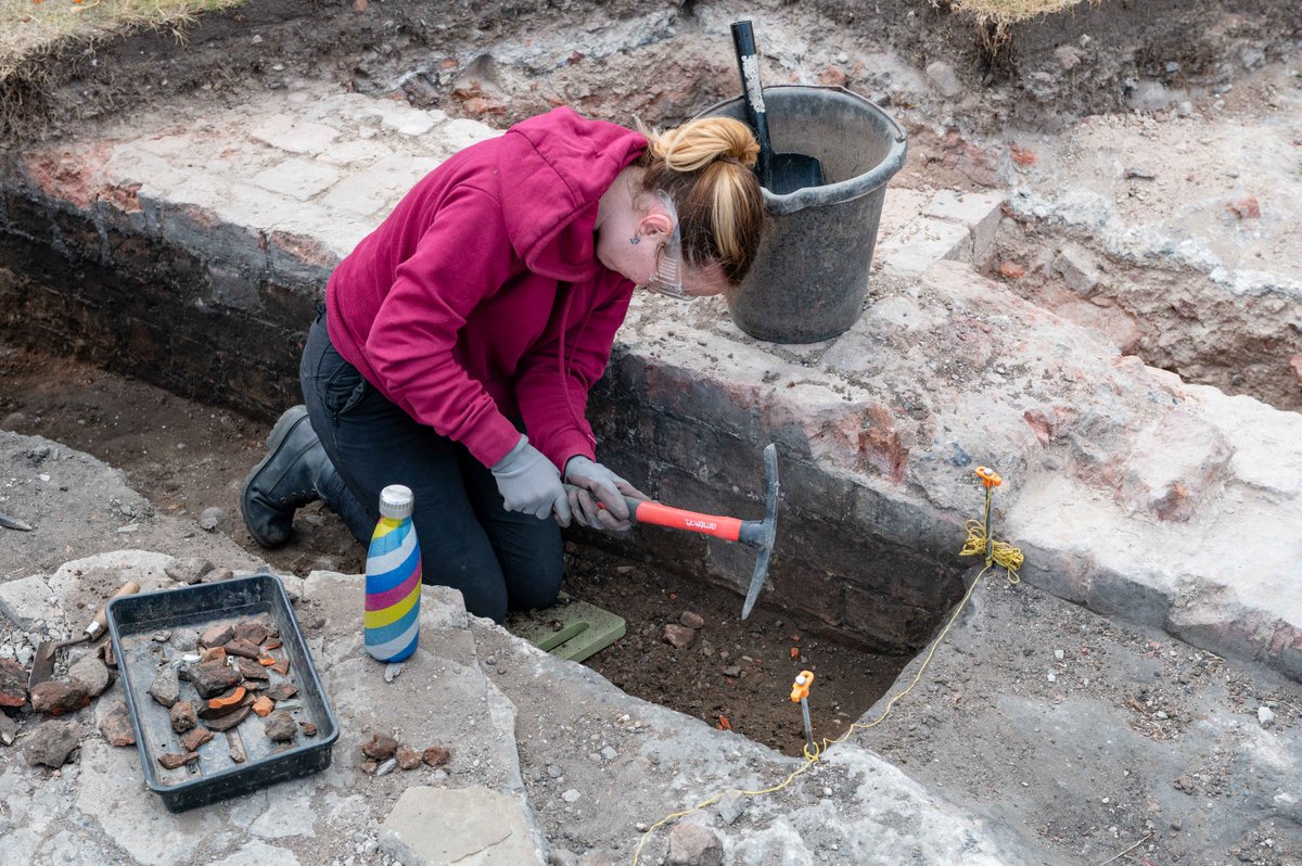 Want to get involved in archaeology?

If you're 16-24, join us for our Emerging Archaeologists course in August!

This week-long, hands-on course is a great way to learn more about the world of archaeology from our very own experts.

liverpoolmuseums.org.uk/whatson/museum…

@ArchaeologyUK