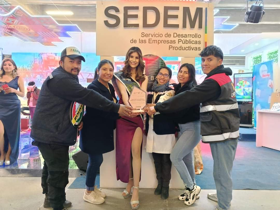 Sedem_Bolivia's tweet photo. ¡Gracias #LaPaz!

El #SEDEM y sus empresas públicas productivas #ECEBOL, #CARTONBOL, #ENVIBOL, #IBAE, #IBQ, #EEPAF y #SUBSIDIO, agradecemos el cariño de las familias paceñas que visitaron nuestro stand en la Feria Internacional "La Paz Expone", https://t.co/sxT7YR5bUs