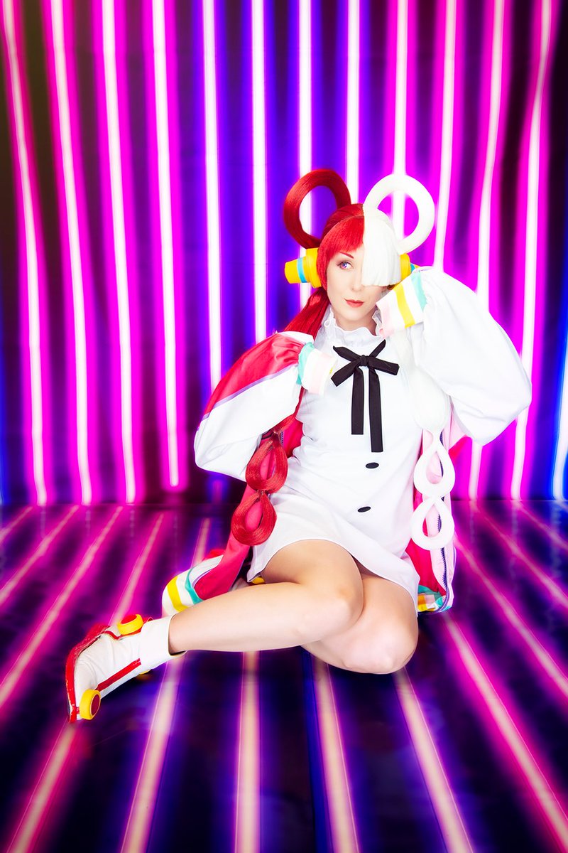 Sometimes easy backdrops make a huge difference :D 

Uta: me
Wig: Erl Cos
📸 <a href="/Dalu_Media/">Dalu-Media</a> 

#onepiece #onepiecered #uta #ado #utacosplay #onepiececosplay