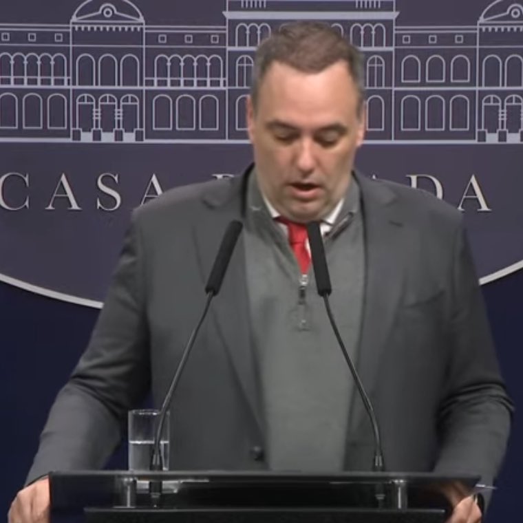Le preguntaron a Manuel Adorni cuales son las pruebas de Milei para acusar a la Izquierda del atentado a Trump y dijo que todavía no hablo con el Milei. Le preguntaron por el costo del viaje y dijo que todavía no lo sabe. Trabaja de no responder preguntas. Ñoqui caro. Fin.
