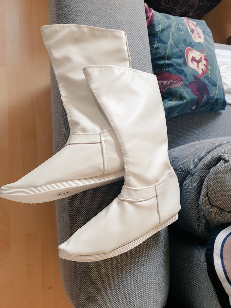 MorrigainCrow's tweet photo. #YeBaiyi #wordofhonor #cosplay  I couldn't find white fake (non glossy)leather hanfu boots in my size. So I made them myself https://t.co/0qFOYbaj2C
