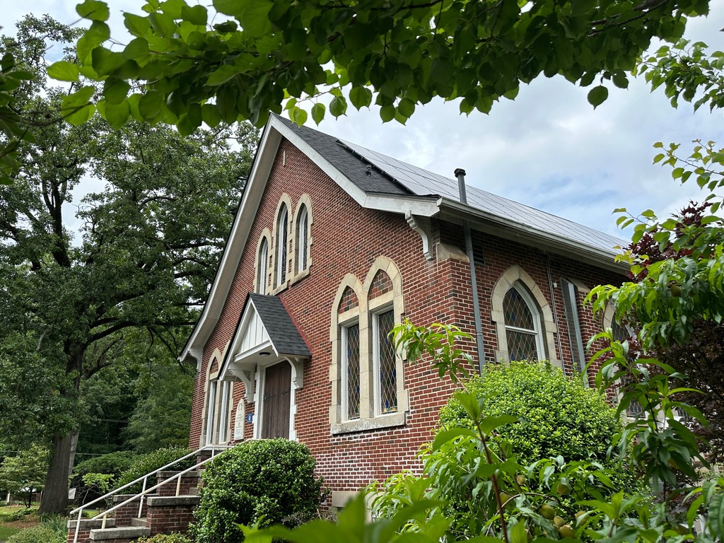 GeorgiaIPL's tweet photo. As of last week, @OakhurstPCUsa in Decatur now has the capacity to produce 20.6 kW of its own power thanks to 51 newly installed #solar panels on the congregation’s roof! Read today's press release for more information: https://t.co/t0X7qau2nI https://t.co/Dl37zfBBic