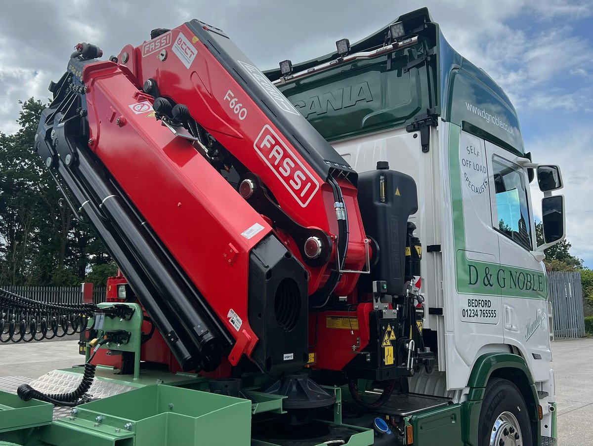 TruckEast's tweet image. A lovely new Scania takes the spotlight this week 🚛
We can see the incredible Fassi crane on the back which is great to move machinery!
We absolutely love the traditional green colour which has been their company colour for many years 💚

#Scania #TruckEast #fassi #truck