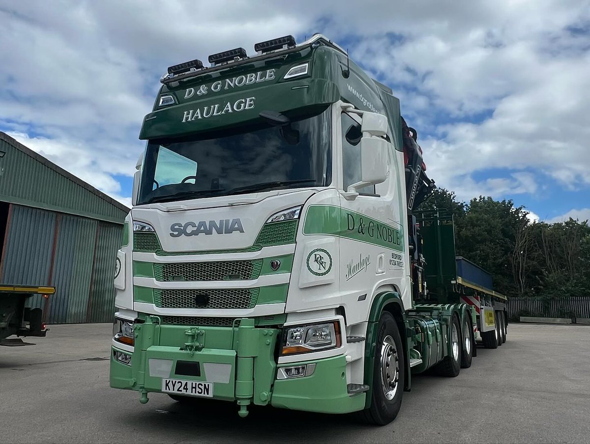 TruckEast's tweet image. A lovely new Scania takes the spotlight this week 🚛
We can see the incredible Fassi crane on the back which is great to move machinery!
We absolutely love the traditional green colour which has been their company colour for many years 💚

#Scania #TruckEast #fassi #truck