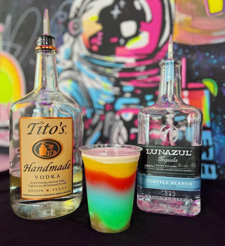 TexasBlends's tweet photo. OUT OF THIS WORLD FROZEN DRINKS at Pluto World Daiquiris!
"Texas Blends, It's In The Mix"
#titos #lunazul #frozendrinks #daiquiris #bestdrinks https://t.co/C9KwBPzsx3