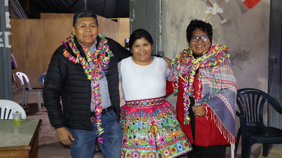 munimoquegua's tweet photo. #BienestarParaTodos | El alcalde John Larry Coayla celebró el 20° aniversario de la Asociación Villa El Edén, comprometiéndose a mejorar la calidad de vida junto a la dirigencia y autoridad local. https://t.co/SL5IGv7BXj