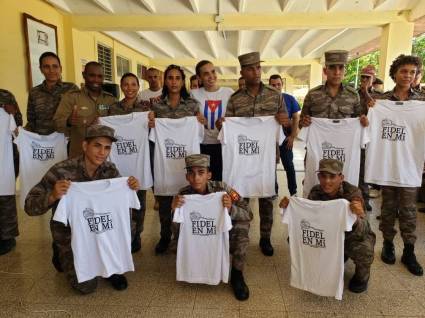 Con motivo de celebrar el 60 aniversario de la creación de la #UJCdeCuba en las #FAR, varios soldados destacados de la Brigada de la Frontera, Orden Antonio Maceo, recibieron el reconocimiento de su organanización juvenil de la mano de <a href="/MeyvisEstevezE/">Meyvis Estevez Echevarría</a>.
#Cuba #ModoVictoria