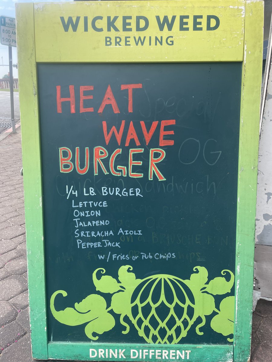 LooseChangeCU's tweet photo. It’s sunny and 90 in downtown Clemson

Come have a beer or 6 

Special : Heatwave Burger 

1/4 lb burger with lettuce, onion, jalapeño, sriracha aioli, and pepper jack. Served with fries or pub chips. #STL https://t.co/die4rY90OX