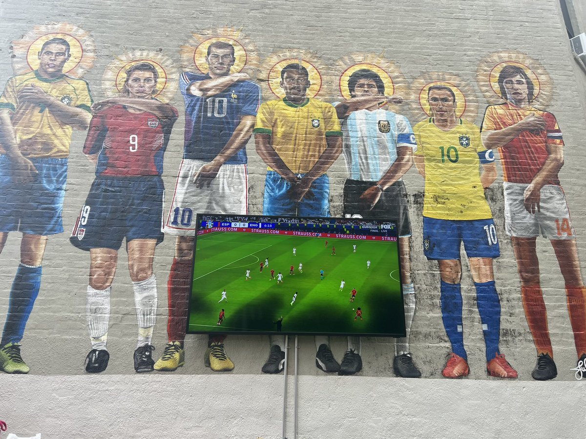 HannahyoungNYC's tweet photo. It didn’t come home but we are still proud of you, @England 🏴󠁧󠁢󠁥󠁮󠁧󠁿 ⚽️ 

And @UKinNewYork enjoyed celebrating the beautiful game with NYC pals, including @robbiemustoe and @jasonsudeikis @TedLasso https://t.co/Xxs5bVAwkt