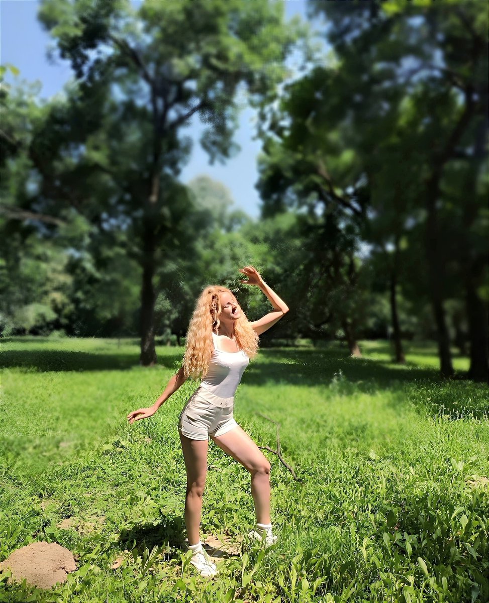 NellyMonk1's tweet photo. Summer forest moment 🤍☀️🌿💃

#summerholidays #sunshine #warmsummer #summer https://t.co/EW5T2GYSBa