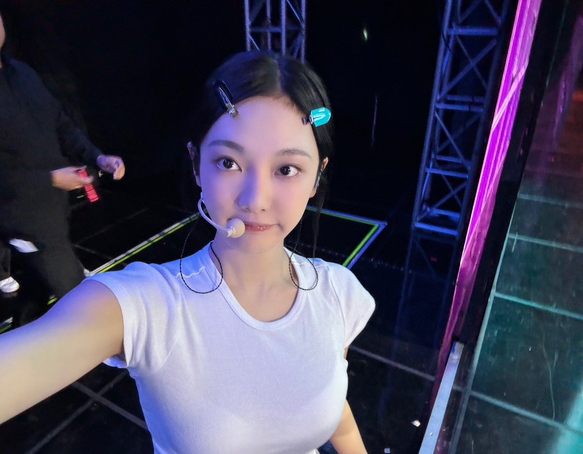 ningningbbIbr's tweet photo. 280624 — 💭 [11:45 até 11:47 KST]

[📸]
🦋: Ensaio 😇

🦋: Wah, o concerto começa amanhã!!!!

🦋: Aguardando ansiosamente~

🦋: Vai ser divertido!!!!

🦋: Hoje é o último ensaio ㅠㅠㅠㅠㅠ

🦋: Fighting https://t.co/Uvvbjpd9ED