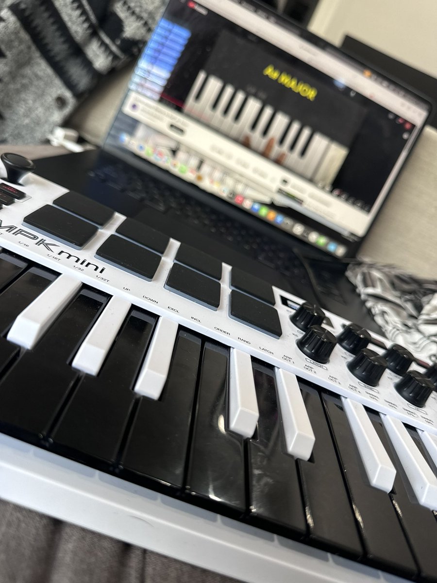 GlassGameStrong's tweet image. We all start somewhere. So many of you have inspired me to make my own works of art. Respect to all of you for real. 🤟🏾
@awonderland @Lido @Skrillex @FLOSSTRADAMUS @sanholobeats @WhatSoNot @villagersound @djsnake