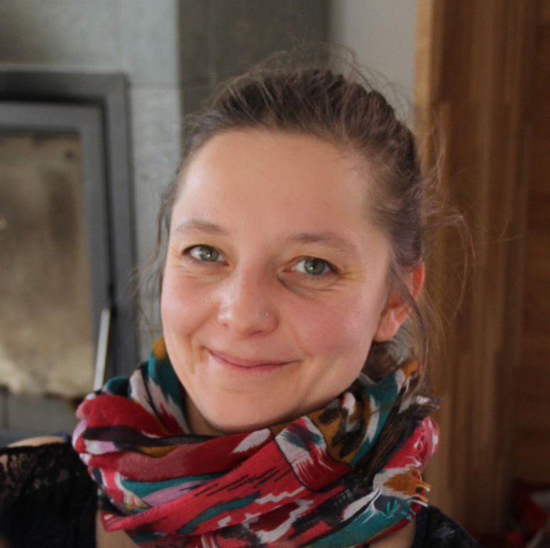 Noemie_Kohler's tweet photo. Aujourd’hui marque les 800 jours de détention illégale de ma sœur #CécileKohler en #Iran. Victime de la diplomatie des #otages pratiquée par le régime, elle est détenue dans des conditions destructrices et inhumaines. 1/8 https://t.co/ILinFopV5A