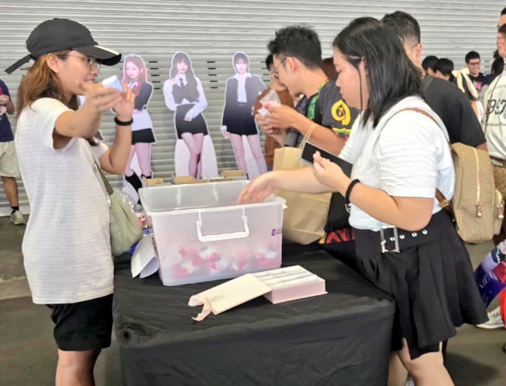 IVEntsPH's tweet photo. [ SWIH PROJECT ]

Our 'DIVE-THRU' yumburgers and juice packs were distributed last Saturday to Dives who visited the standees at the fanzone

This project is made possible by IVENTSPH × KGPH collaboration ^^

Right photo courtesy of @wonyprojectsph 

#SHOW_WHAT_I_HAVE_IN_MNL https://t.co/oljiCTxKUn