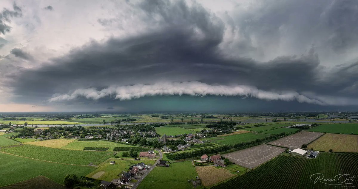 Dreigende arcuskraag boven het plaatsje Balgoij, Gelderland afgelopen dinsdag! Lees het hele chaseverhaal op m'n blog! ramonoost.nl/fotografie/sto… #onweer #supercell #stormchasing