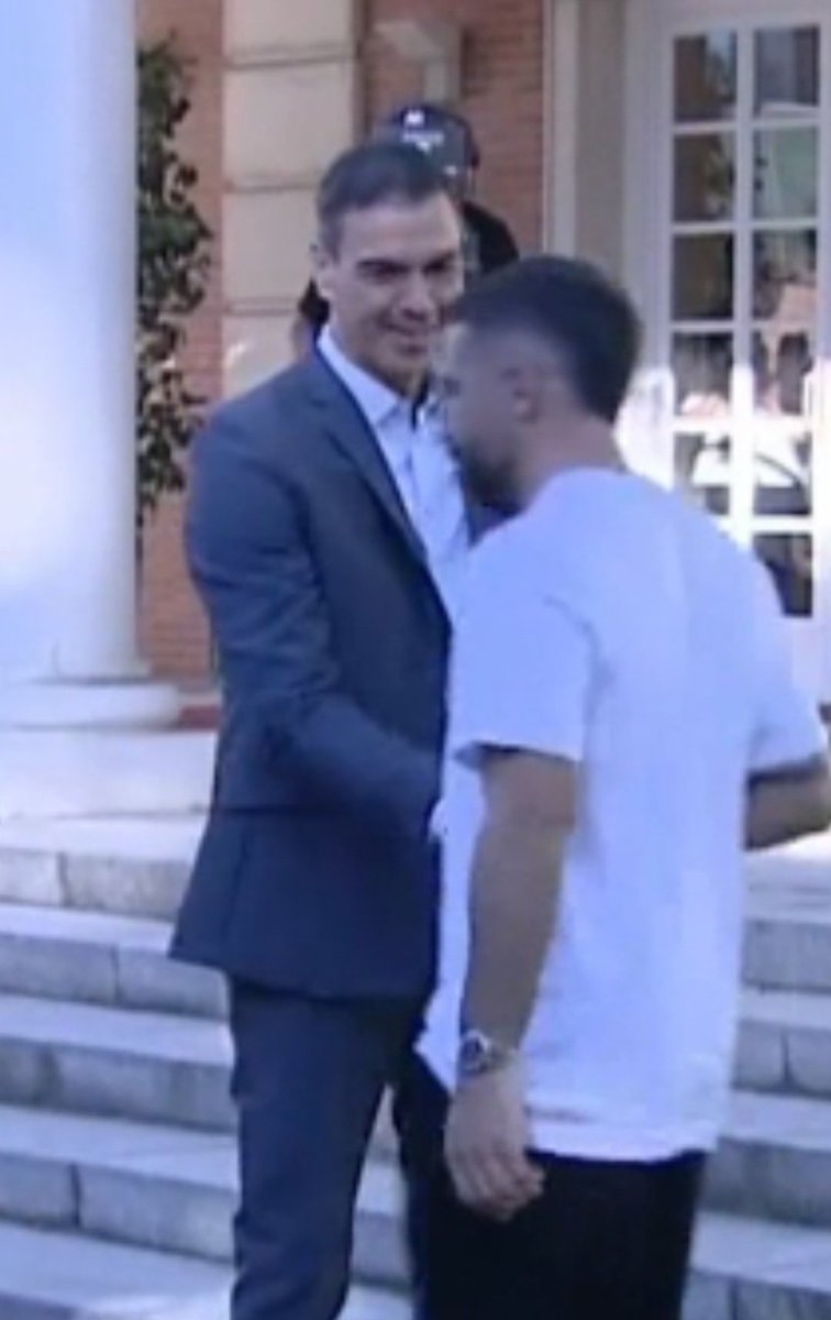 Tabarnia_BCN's tweet photo. A Don Daniel Carvajal Ramos se la suda Pedro Sánchez y ni le mira a la cara en el saludo obligatorio. 
¡¡ AHORA SÍ QUE TE MERECES EL BALÓN DE ORO !! https://t.co/lKt0FxYYDf