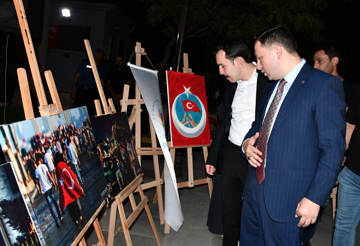 📍Nusaybin Cumhuriyet Meydanı

Kaymakamımız Sayın Ercan Kayabaşı, Nusaybin Cumhuriyet Başsavcı V. Sayın Sergen Ünal ile birlikte, 15 Temmuz Şehitlerini Anma, Anlatma ve Milli Birlik Duygusunu Vurgulama Konulu Panel ve Fotoğraf Sergisi’ni ziyaret etti.🇹🇷

Emeği geçen herkese