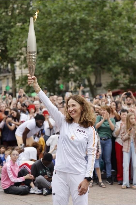HopitalPompidou's tweet photo. Quel moment incroyable ! 😀
Hélène Cart-Grandjean, directrice de l'hôpital, porteuse de la flamme olympique #JO2024PARIS 
Une grande fierté pour les personnels @HopitalPompidou @APHP 👋 https://t.co/Kv1kWmY7bt