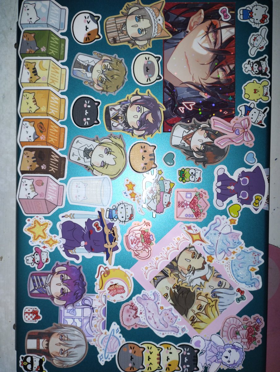 peep the laptop stickers guys 😍😍🙏 (psyborg are on a lil date 😆) #nijientwt