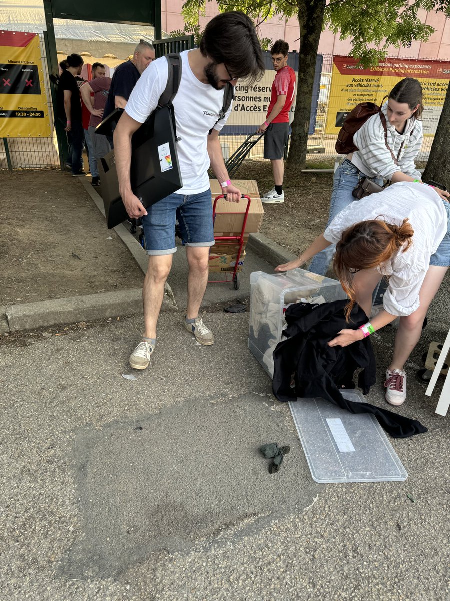 FlorentGorgesFR's tweet photo. Par contre, ça fait 17 ans que je tiens des stands à Villepinte et 17 ans que ce **tain de trou à l’entrée exposant existe! Il provoque des bouchons et des dégâts tous les ans. #viparis faut vraiment faire quelque chose, là. Tous les standistes le haïssent. ^^ https://t.co/L4xLL5N2tq