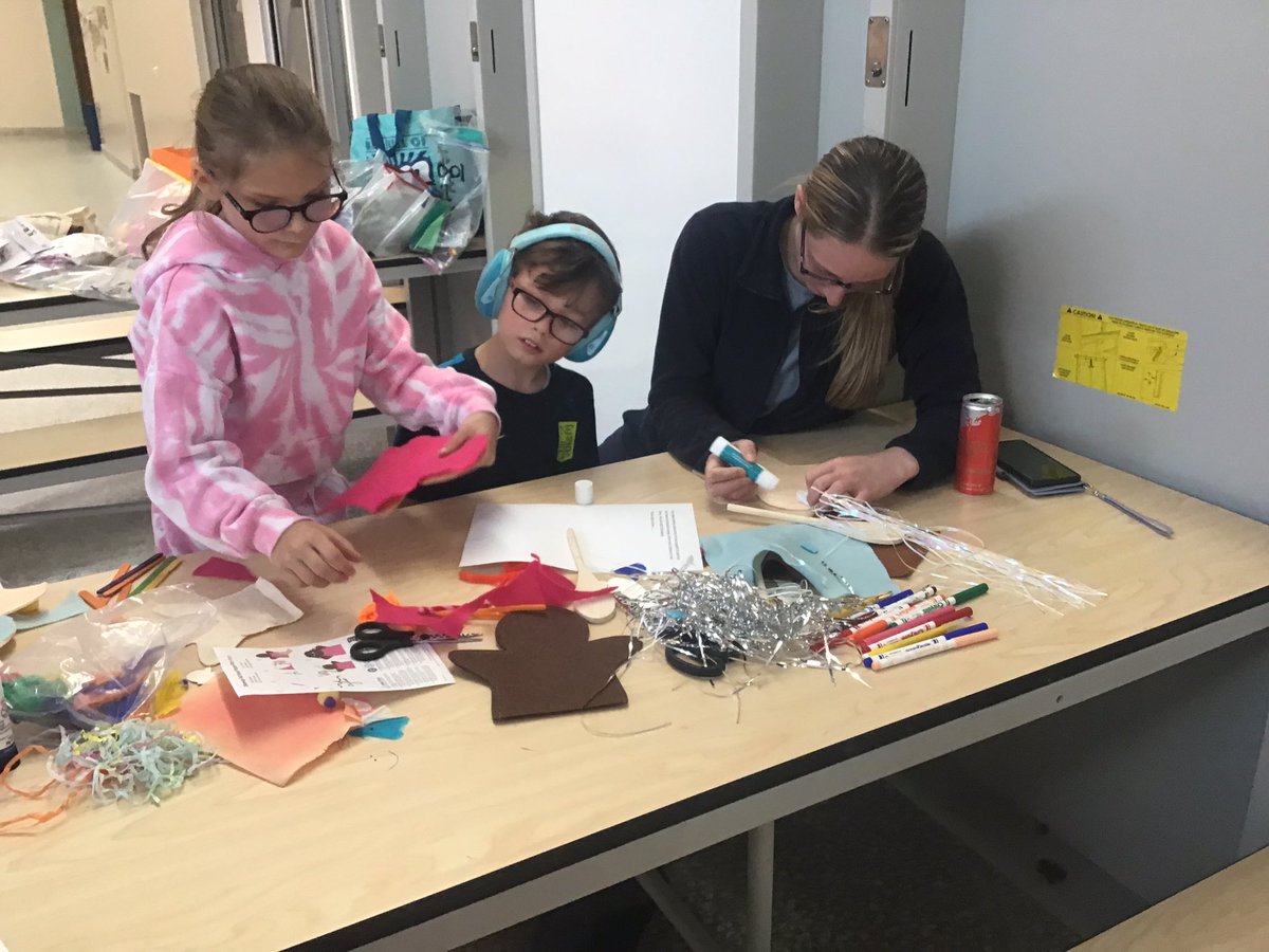 NLFamilyLearn's tweet photo. Today @NLFamilyLearn in @NewmainsFLC @NewmainsPrimary @nlcstbrigid CLD workers &amp; the families made puppets and had a successful puppet show with stories written by parents/carers #SummerFun #Literacy #PuppetPerformance @InglisLesley236 @Fergusliz @nlcpeople https://t.co/jiZmT1joRz