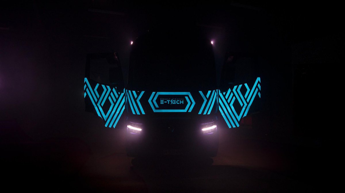 RenaultTrucksCo's tweet photo. ⚡ Let there be light, the Diamond Echo is still shining in Hamburg !💎
#DiamondEcho #JoinTheGoodMove #Roadshow #Hamburg https://t.co/hjb5CTnP0t