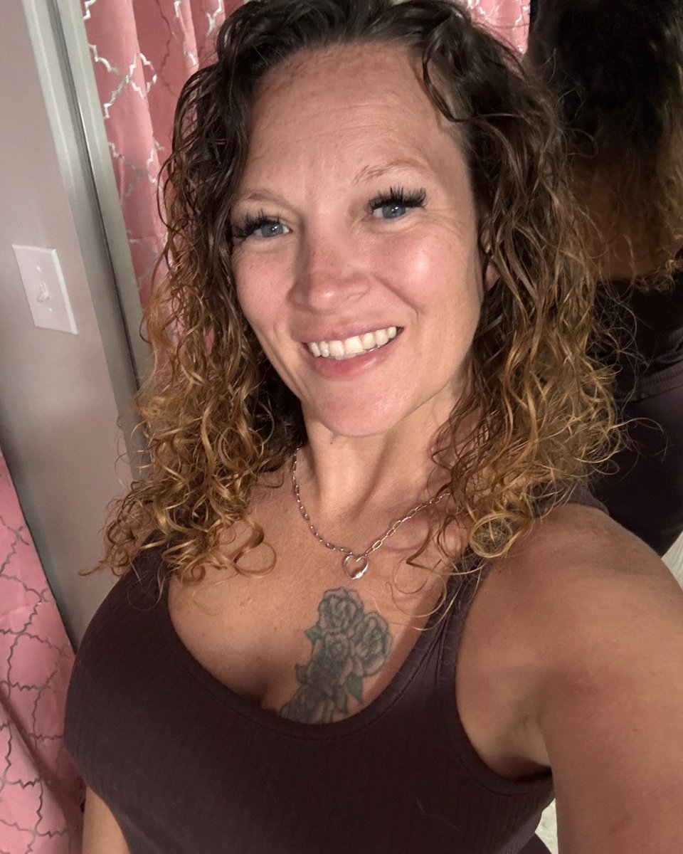 broncocutie's tweet photo. Happy Monday! What are your plans this morning? Enjoying these comfy clothes and relaxing at home for me. #broncocutie #broncocutiee #Mombod #Florida #Babe #sexy #thick #gymfit #curlyhair #link2bio https://t.co/A1z8VJV0k0